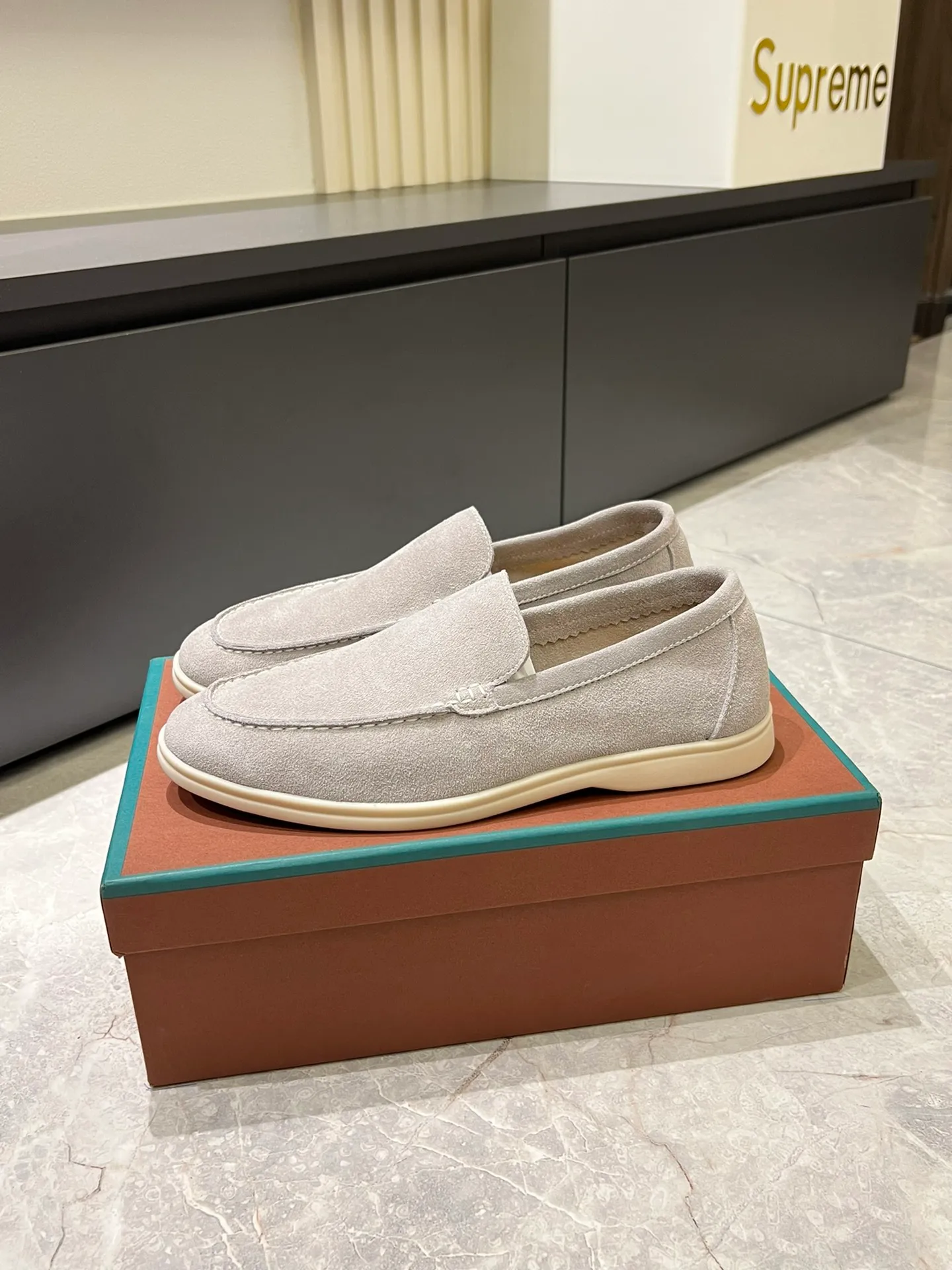 Men's shoes 💰p360 "Loro men's shoes 💰pian'*" Classic L men's shoes for couples 💰p Top version British flat loafers, a must-have item in old money style, the minimalist design is eye-catching and durable, a plus point for dressing The soft foot feel and texture are outstanding. They don’t scratch your feet and are very nice. They are matched with soft and waxy soles. They can be worn daily for a long time without getting tired. They are easy to wear, versatile and classic items, with perfect foot feel and texture! Imported cashmere fabric, the lining is made of imported A-grade water-dyed cow lining, the top version of the genuine leather midsole is sewn with pure handmade mark thread! Size: Female 35-40 (34. Customized) Male 38-44 (45.46. Customized)